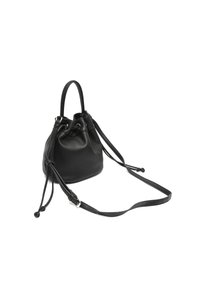 Schwarze Leder-Eimerhandtasche mit strukturierter Oberfläche, versenkbarem Kordelzugverschluss, kurzen Griffen und einem abnehmbaren langen Trageriemen.