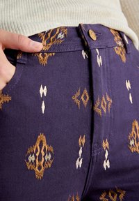 Scalpers ETNIC EMB  - Blugi drepți - dark purple