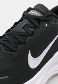 Nike Performance VOMERO PLUS - Tenisice za cestovno trčanje - black/white/cool grey/metallic dark grey/summit white