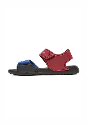 Rote und blaue Sandalen mit offenem Zehenbereich, verstellbaren Riemen, einer strukturierten Oberseite und einer schwarzen Gummisohle. Das Design zeichnet sich durch kontrastreiche Farben aus.