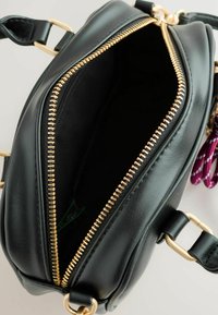 BOWLER CHARM - Ručna torba - black