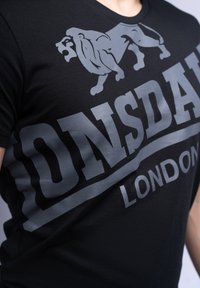 Lonsdale SYMONDSBURY - Marškinėliai su spaudiniu - black /grey