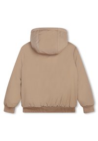 Veste rembourrée beige avec capuche, poignets et ourlet élastiques. Texture lisse avec des détails de couture minimaux, conçue pour la chaleur et le confort.