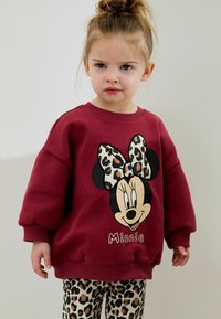 Burgunderfarbener Hoodie mit einem großen Minnie Mouse-Graphic und einer Leopardenmuster-Schleife, kombiniert mit Leggings im Leopardenmuster. Weicher Stoff, lässige Passform.