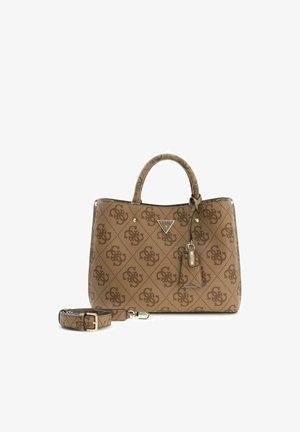 Sac à main marron Guess avec motif monogramme, doubles poignées, bandoulière amovible et plaque logo métallique triangulaire à l'avant.
