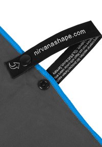 Graue Stoffmatte mit blauer Naht, schwarzem Druckknopf und einem schwarzen Etikett mit weißem Text. Glatte Textur, vielseitiges Design.