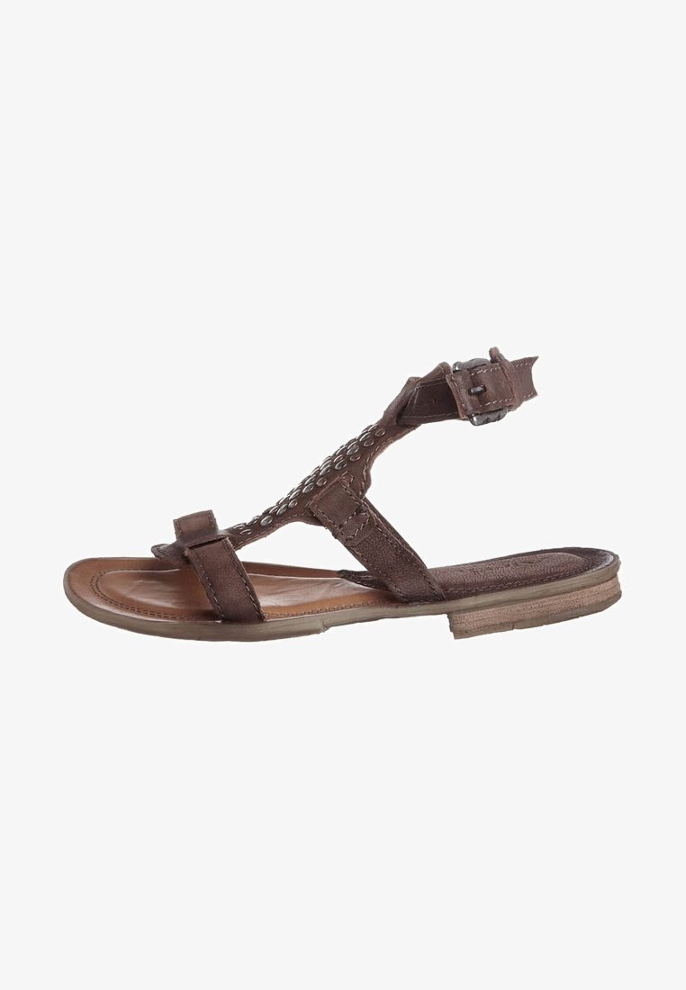 Brun lädersandal med en platt sula, som har en T-remdesign, dekorativ sömnad och en justerbar spänne för fäste.