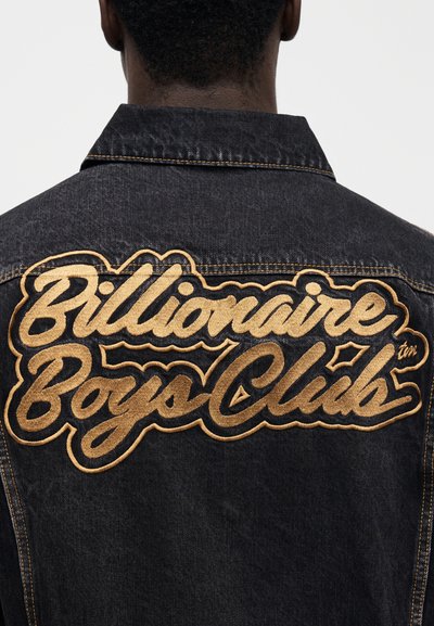 Μαύρο τζιν μπουφάν με μεγάλο χρυσό κεντημένο λογότυπο «Billionaire Boys Club» στην πλάτη, με πορτοκαλί ραφές ως διακοσμητικά στοιχεία.