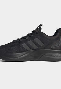 Scarpe da atletica nere con un upper testurizzato, tre strisce grigio scuro, una suola ammortizzata e un design elegante e snodato.