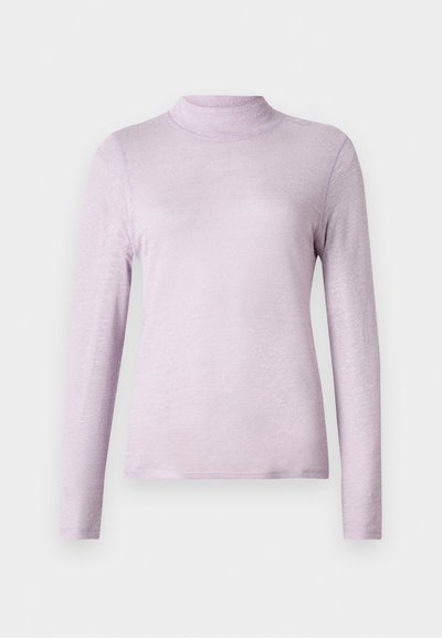 Heled lavendlit värvi pika varrukaga kõrge kaelusega topp, mis on valmistatud pehmest, tekstureeritud kangast; tihedisain.