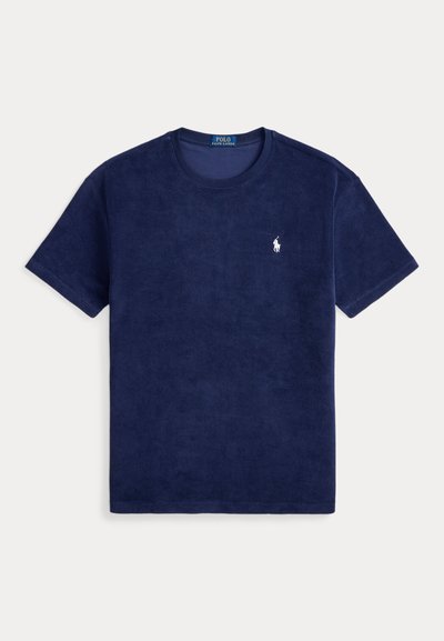 Μπλε ναυτικό κοντομάνικο μπλουζάκι από απαλό ύφασμα, με στρογγυλή λαιμόκοψη και ένα μικρό κεντητό λευκό λογότυπο στο αριστερό στήθος.