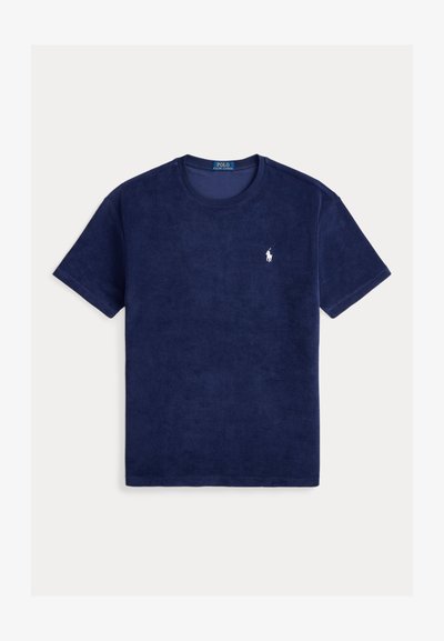 Marineblauw kortärmelig T-shirt van zachte stof, met een ronde hals en een klein wit geborduurd logo op de linkerborst.