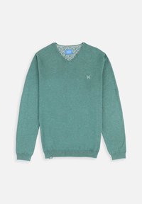 Pull en tricot vert avec un col en V, manches longues, poignets côtelés et un col intérieur texturé à motifs. Il présente un petit logo sur la poitrine.