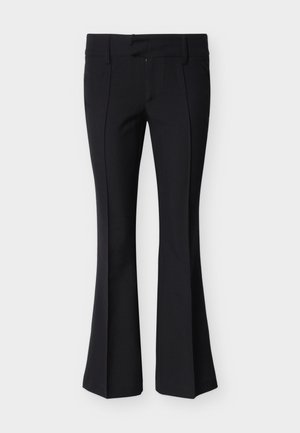 Μαύρο παντελόνι καμπάνα από λείο, ελαστικό ύφασμα. Διαθέτει εφαρμοστή γραμμή, επίπεδη μπροστινή όψη και χωρίς ορατές μεταλλικές λεπτομέρειες.