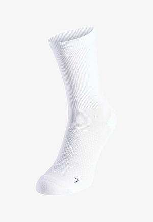 Chaussette de sport blanche mi-mollet avec bord-côte et soutien de la voûte plantaire texturé sur un fond blanc uni.