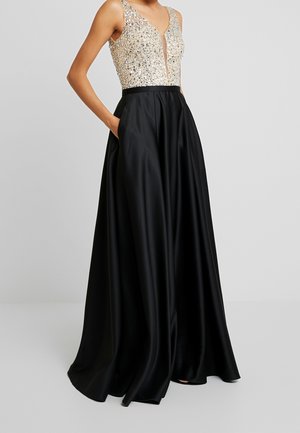 Schwarzes Abendkleid mit einem taillierten, paillettenbesetzten Oberteil und tiefem V-Ausschnitt, ausgestattet mit einem weiter geschnittenen Rock und dezenten Seitentaschen. Glatte Stofftextur.