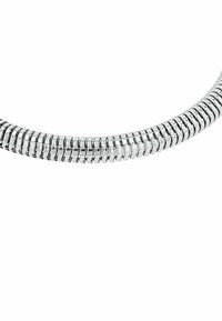 Collar de cadena metálica plateada compuesto por segmentos cilíndricos enlazados, con una textura suave y brillante y un diseño flexible.