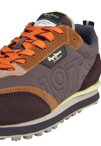 Pepe Jeans Športni copati - dark mocca brown