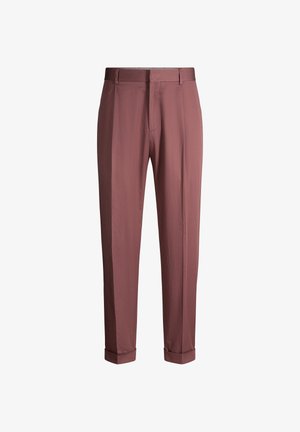 Slim-fit mauve broek met ceintuurlussen, plooien aan de voorkant en omgeslagen boorden, weergegeven tegen een witte achtergrond.