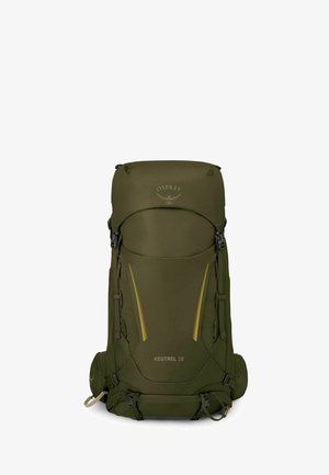 Mochila de senderismo Osprey Kestrel 38 en verde oliva con correas de compresión dobles laterales y líneas de acento amarillas en el panel frontal.