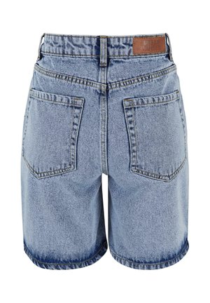 Lyseblå høytlivs denimshorts med to baklommer og en brun skinnmerke på linningen.
