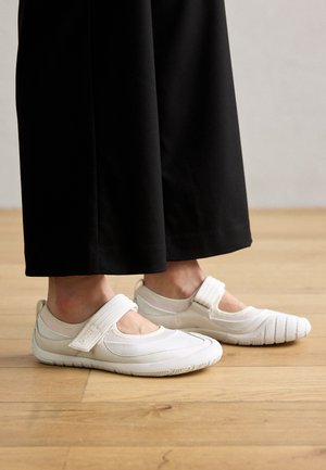 - Baleriny z zapięciem