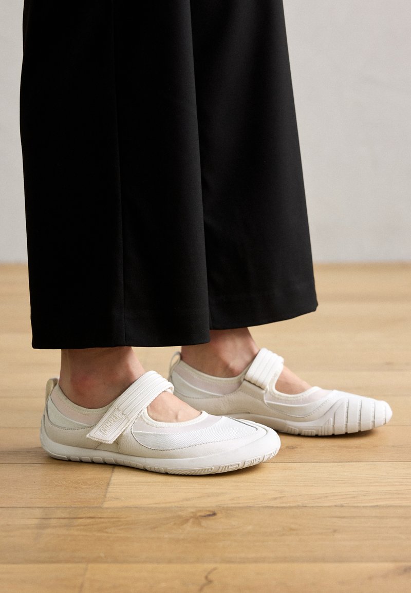 Camper Ballerina’s met enkelbandjes wit