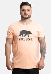 Licht perzikkleurig katoen T-shirt met een grafische afbeelding van een zwarte beer met kleurrijke omtrekken en de tekst "FORSBERG" in het zwart eronder. Korte mouwen, ronde hals.