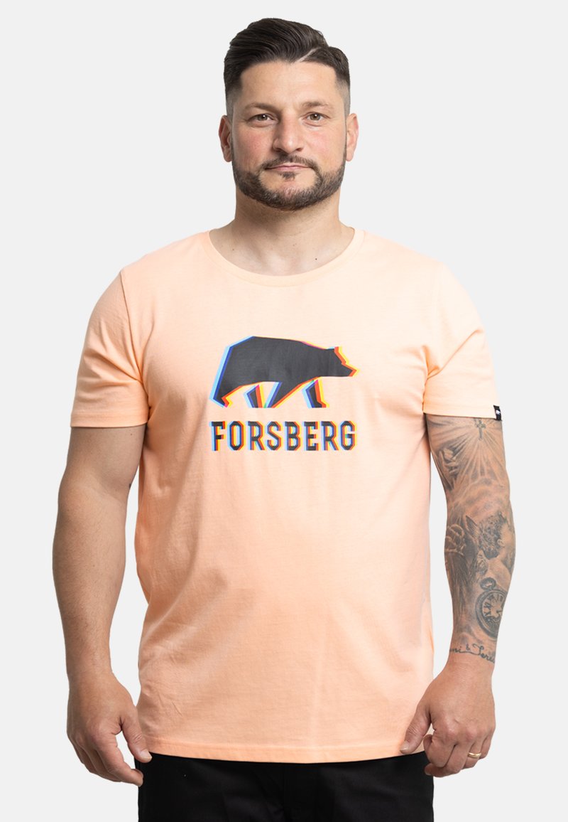 Licht perzikkleurig katoen T-shirt met een grafische afbeelding van een zwarte beer met kleurrijke omtrekken en de tekst "FORSBERG" in het zwart eronder. Korte mouwen, ronde hals.