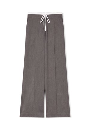 Szare szerokie spodnie w fakturowanej tkaninie z białym paskiem ze sznurkiem w talii oraz dwoma fałdami z przodu dla dodatkowego detalu.