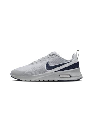 Scarpa da ginnastica grigia con tomaia in rete testurizzata, dettagli blu navy, lacci piatti e ammortizzazione ad aria visibile nella suola. Presenta un leggero tacco e linguetta per il tallone.