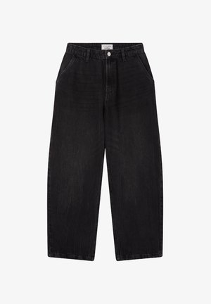 Czarne dżinsy o szerokich nogawkach z kieszeniami z przodu, szlufkami na pasek i zapięciem na guzik.