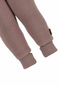 Trøje med fleecærmer i blød mauve, med ribstrikkede manchetter. Glat tekstur med en subtil glans. Mærke syet på ærmet.