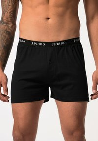 Zwarte katoenen boxershorts met een zachte tailleband voorzien van het "JP1880" logo. Ontworpen met een knoopsluiting en een relaxed fit.
