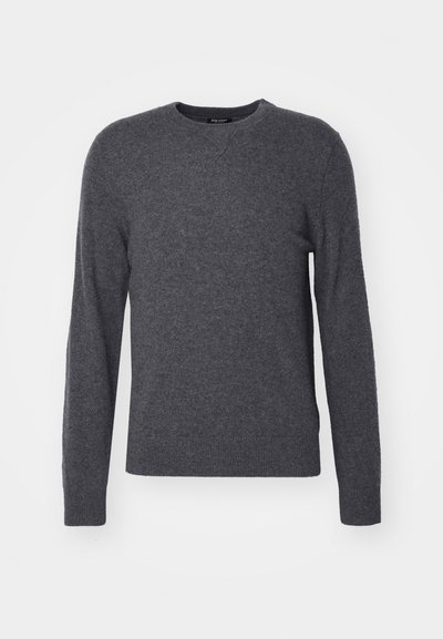 Tumši pelēks džemperis ar apaļu kakla izgriezumu, izgatavots no mīksta adījuma materiāla. Garas piedurknes un ribota aproce un apakšmala. Nav redzamu rakstu vai logo.