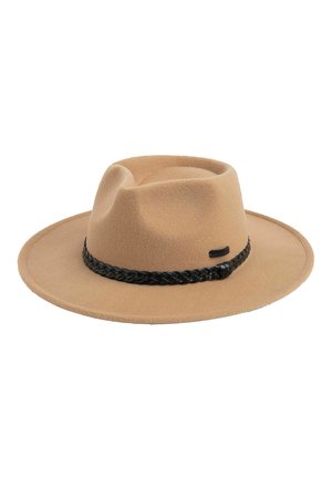 Jasnobrązowy filcowy kapelusz z szerokim rondem, z miętą na koronie i czarną plecioną skórzaną opaską u podstawy.