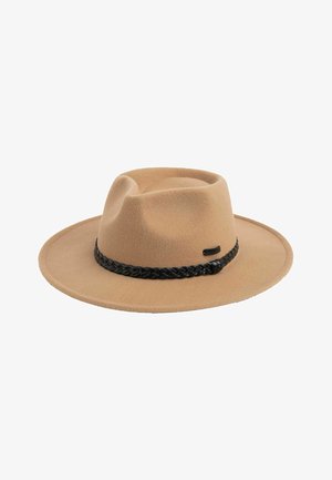 Lysebrun filt hat med bred skygge, en foldet krone og et sort flettet læderbånd omkring bunden.