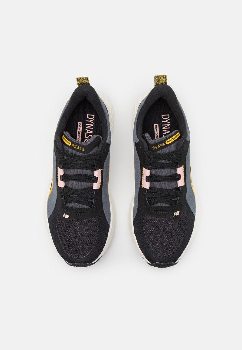 Zapatillas deportivas en negro y gris con un upper de malla, acentos en rosa y amarillo, cordones planos y una suela texturizada con base blanca.