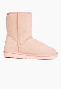 Botín de ante rosa claro con punta redonda, altura hasta la mitad de la pantorrilla, costuras rosas contrastantes y suela de goma texturizada. Diseño suave y sin adornos.