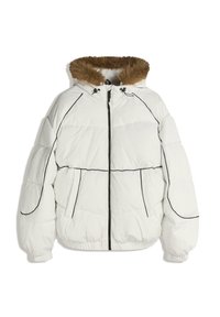 Biela prešívaná bunda s kapucňou, s hnedým kožušinovým lemovaním, čiernymi lemami, predným zipsom a bočnými vreckami.