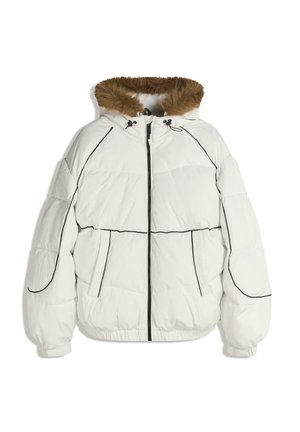 Biela prešívaná bunda s kapucňou, s hnedým kožušinovým lemovaním, čiernymi lemami, predným zipsom a bočnými vreckami.