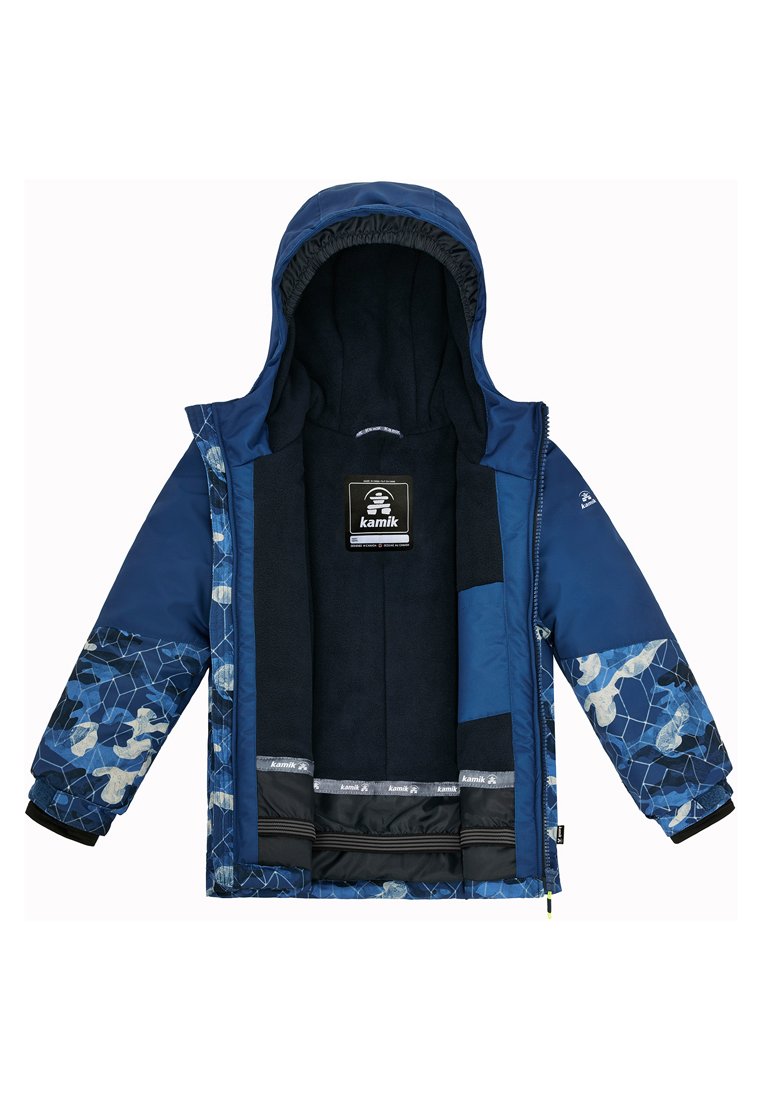 Veste à capuche bleue avec un motif géométrique, doublure en polaire et poignets renforcés. Comprend un intérieur noir et une étiquette de marque.