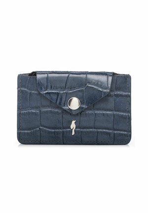 Mały portfel z ciemnoniebieskiej skóry o fakturze przypominającej skórę krokodyla, z zapięciem na srebrny guzik i metalowym logo w kształcie ptaka na przedniej stronie.
