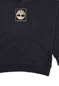 Felpa nera in tessuto misto cotone, con tasca a marsupio frontale, polsini a costine e logo Timberland in beige e blu.
