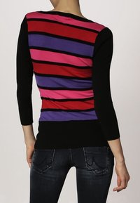 Vícebarevný svetr s horizontálními pruhy v červené, růžové, fialové a černé barvě, s tříčtvrtečními rukávy a přiléhavým střihem.