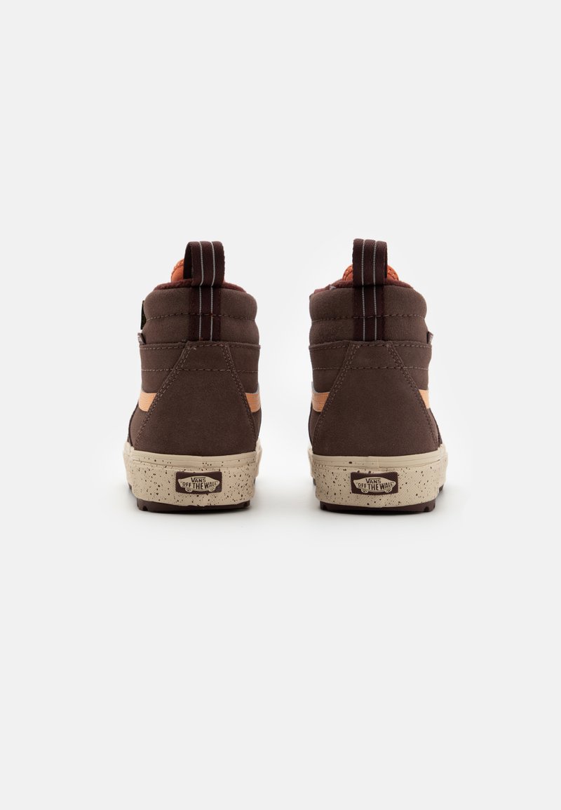 Brązowe zamszowe sneakersy za kostkę z pomarańczowymi akcentami, wzmocnionymi szwami i nakrapianymi beżowymi podeszwami. Posiadają taśmy do przeciągania na pięcie.