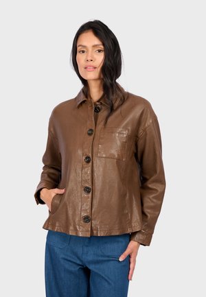 Braune Lederhemdjacke mit Kragen, vorderen Knöpfen und einer Brusttasche. Bietet eine lockere Passform und eine glatte Textur.