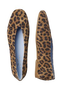 Ballerine con stampa leopardata, caratterizzate da una texture scamosciata liscia, punta tonda e tacco basso, con una soletta interna di un azzurro chiaro a contrasto e suola tan.