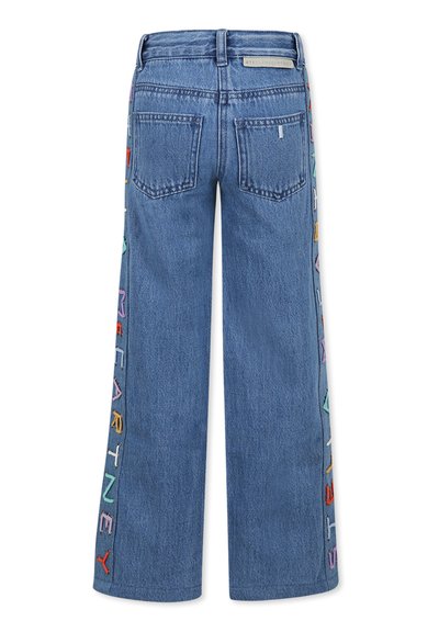 Jeans in denim blu chiaro, design a gamba larga, con testo ricamato colorato lungo il lato e dettagli sulle tasche posteriori.