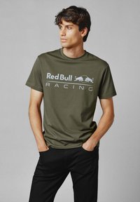 Red Bull Racing x Pepe Jeans RED BULL RACING LOGO DRIVER TEE - Marškinėliai su spaudiniu - green